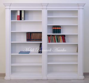 Libreria in legno massello stile classico con finitura laccata bianco anticato ripiani spostabili